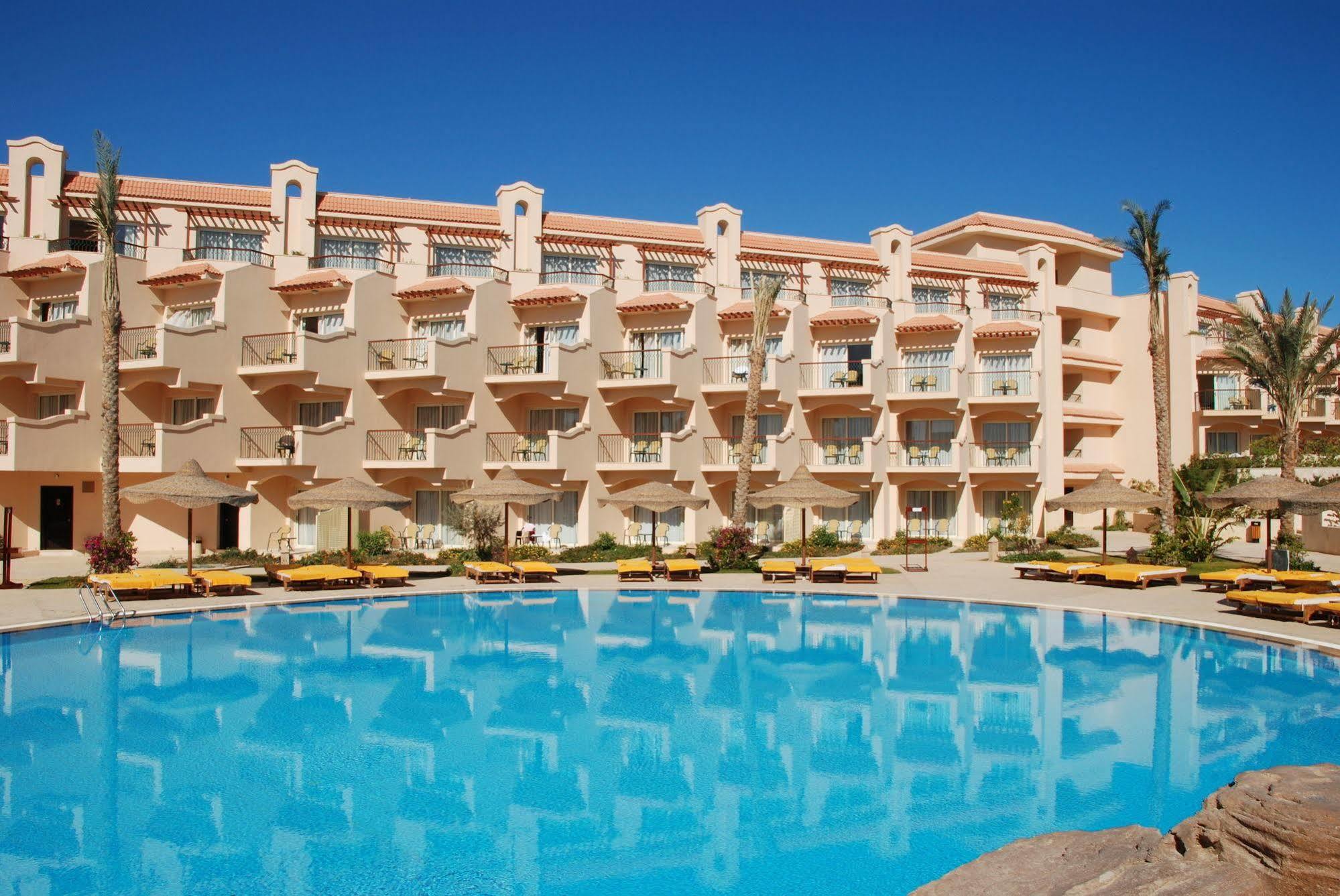 Pyramisa beach resort hurghada. Отель в Египте Пирамиса Бич Резорт. Дессоле Пирамиса Хургада Резорт 5. Дессоле Пирамиса Хашиш Хургада. Египет отель дессоле Пирамиса.