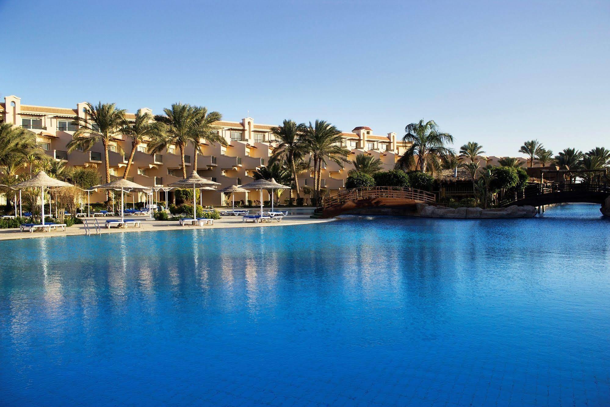 Pyramisa beach resort hurghada. Pyramisa Египет. Отель Пирамиса Бич Резорт Хургада. Отель в Египте Хургада Otium Pyramisa Beach. Пляж отеля Пирамиса Бич Резорт Сахл Хашиш.